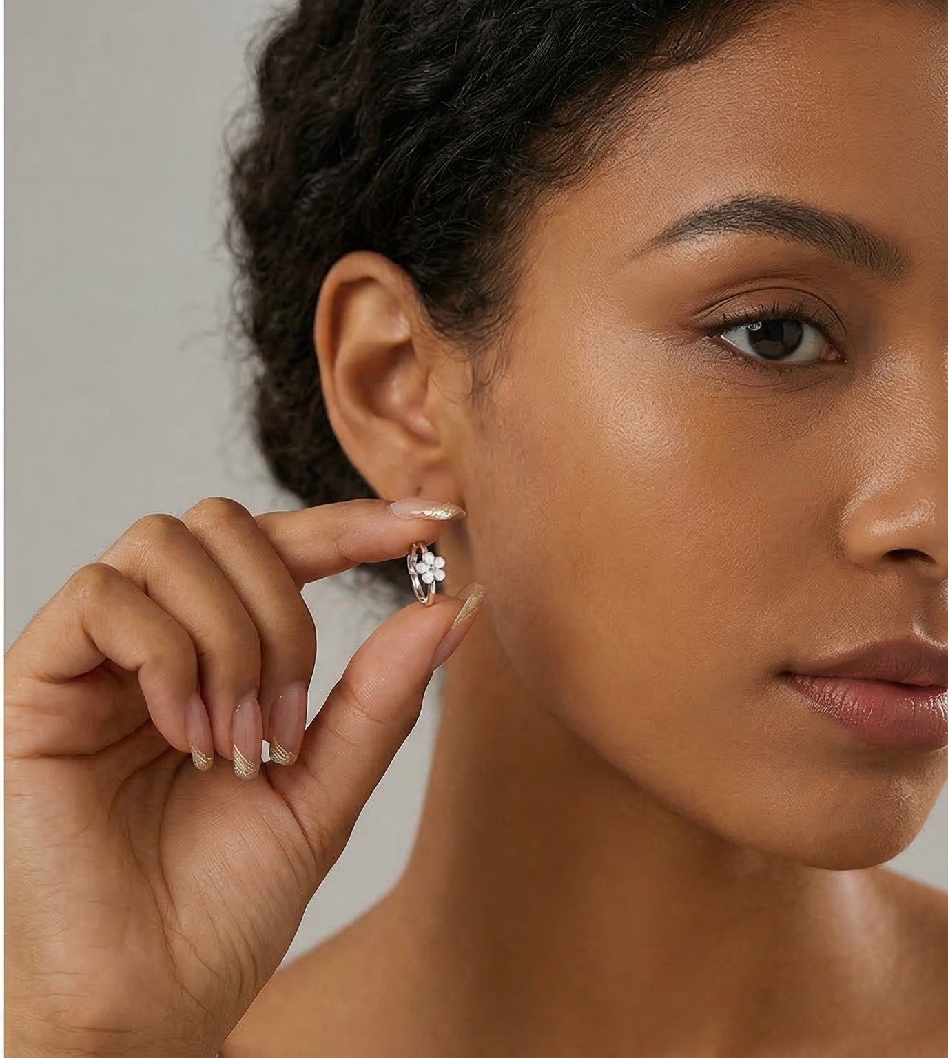 Reffeer Solid 925 Sterling Silver Flower Hoop Earrings Huggie for Women Teen Girls Daisy Hoop Earrings Cartilage Helix Earrings